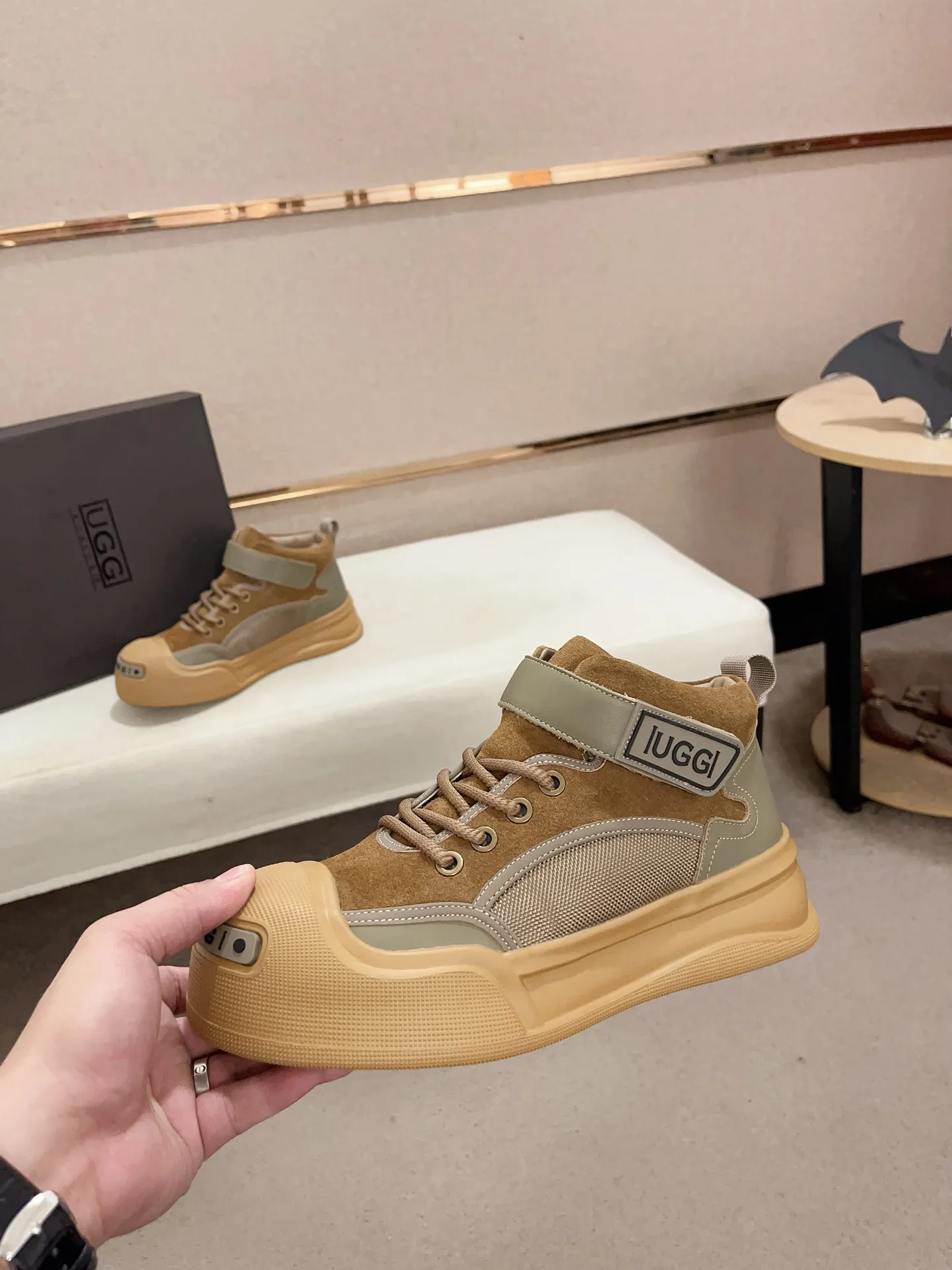 Factory Price: 380 Men's Men's Shoes💰North American Men's Shoes Ugg ☃️In the special sale of new high-quality men's shoes and snow boots in autumn and winter, the nemesis of extreme cold weather! Made of cowhide leather, merino wool lining, and original outsole, whether driving, outdoor or daily wear, there is always one that suits you! Code number 39-44